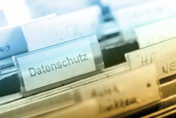 Akte zum Thema Datenschutz mit dem Inhalt Datenschutzerklärung auf der Website.