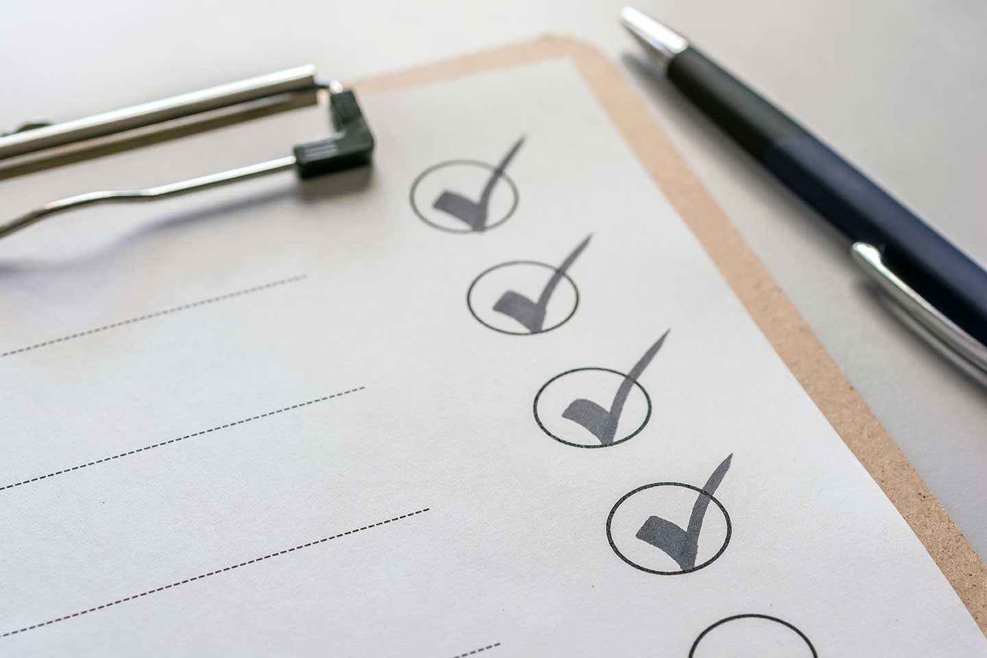 Eine teilweise abgehakte Checkliste, mit der geprüft werden soll, ob die Website DSGVO konform ist.
