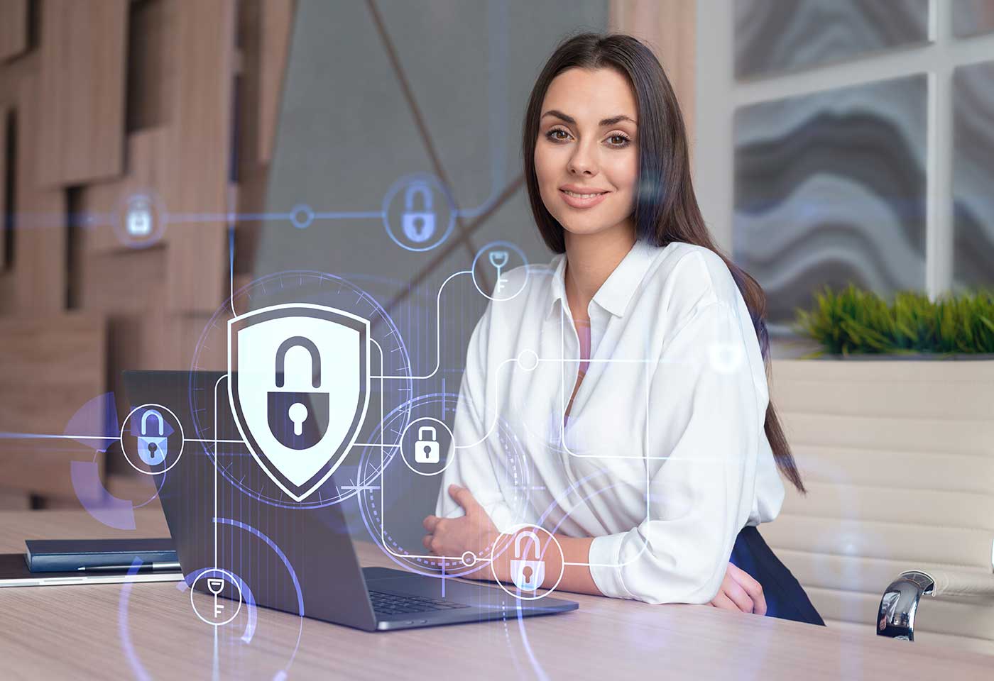 It-Mitarbeiterin macht sich mit dem Datenschutzmanagementsystem vertraut.